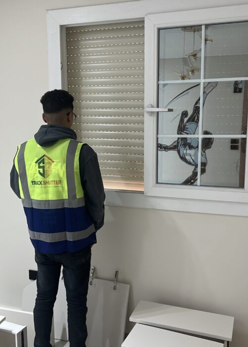 Track shutter Employee